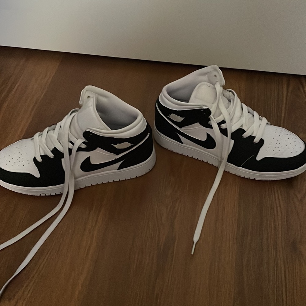 Air Jordan 1s • Mid